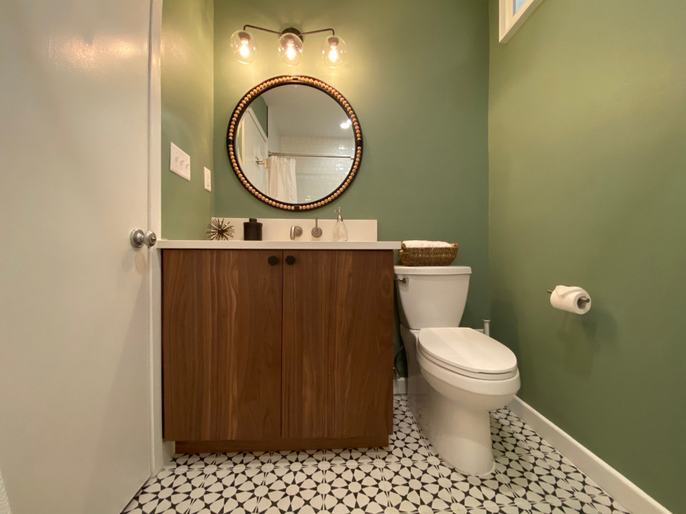 Источник вдохновения для домашнего уюта: маленькая ванная комната в стиле неоклассика (современная классика) с плоскими фасадами, фасадами цвета дерева среднего тона, ванной в нише, душем в нише, раздельным унитазом, белой плиткой, керамогранитной плиткой, бежевыми стенами, полом из керамогранита, врезной раковиной, разноцветным полом, шторкой для ванной, белой столешницей, тумбой под одну раковину и напольной тумбой для на участке и в саду