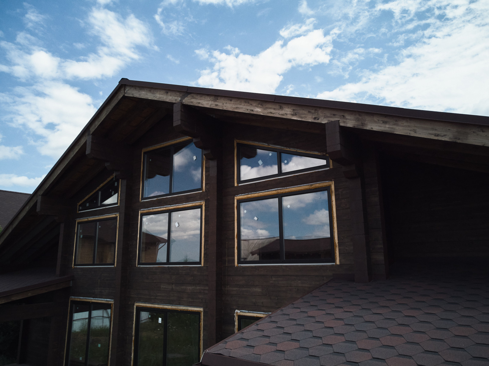 Кровля и мансардные окна: замер и расчёт, поставка и монтаж материалов.