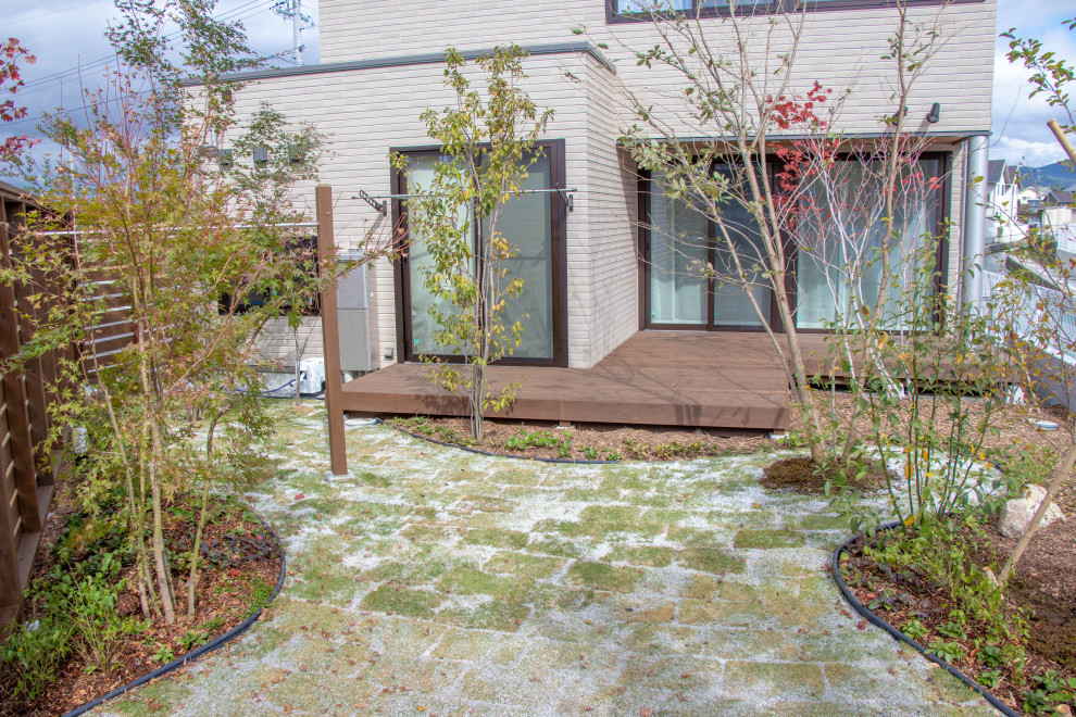 Ispirazione per un giardino scandinavo esposto in pieno sole nel cortile laterale con recinzione in legno