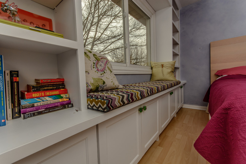 Inspiration for a mid-sized contemporary bedroom remodel in Toronto
