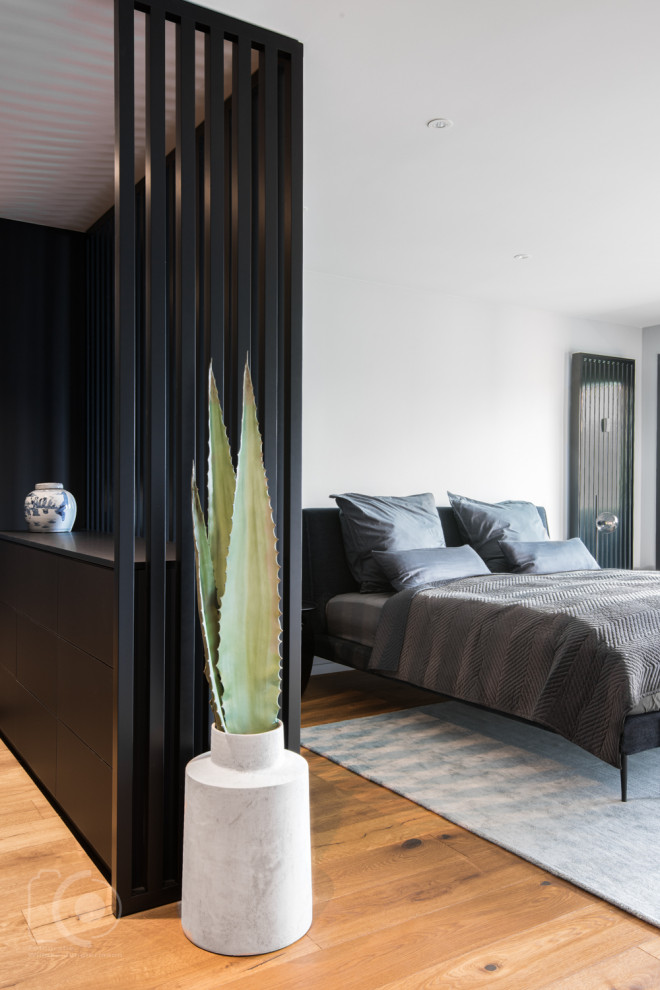 Inspiration for a modern bedroom remodel in Munich