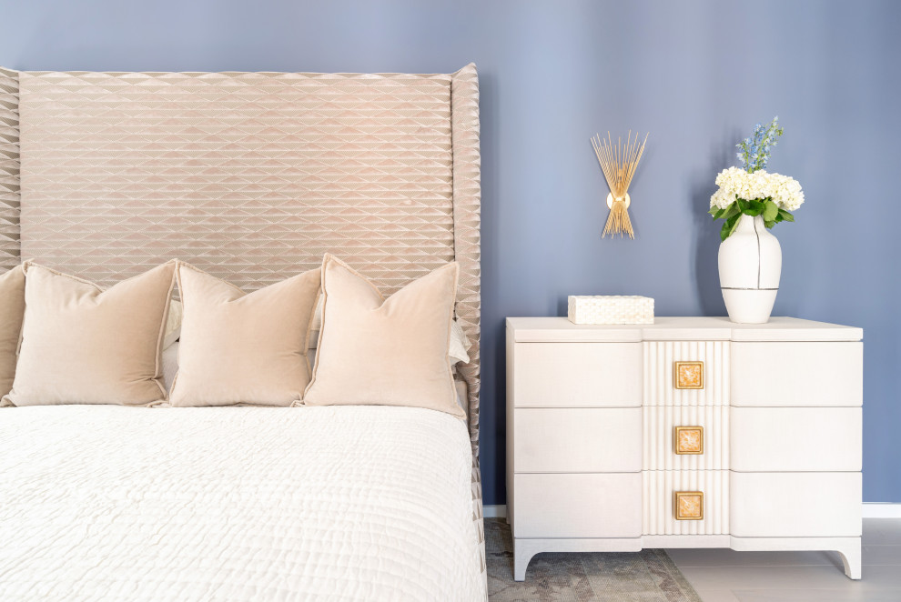 Стильный дизайн: большая хозяйская спальня в стиле неоклассика (современная классика) с синими стенами - последний тренд