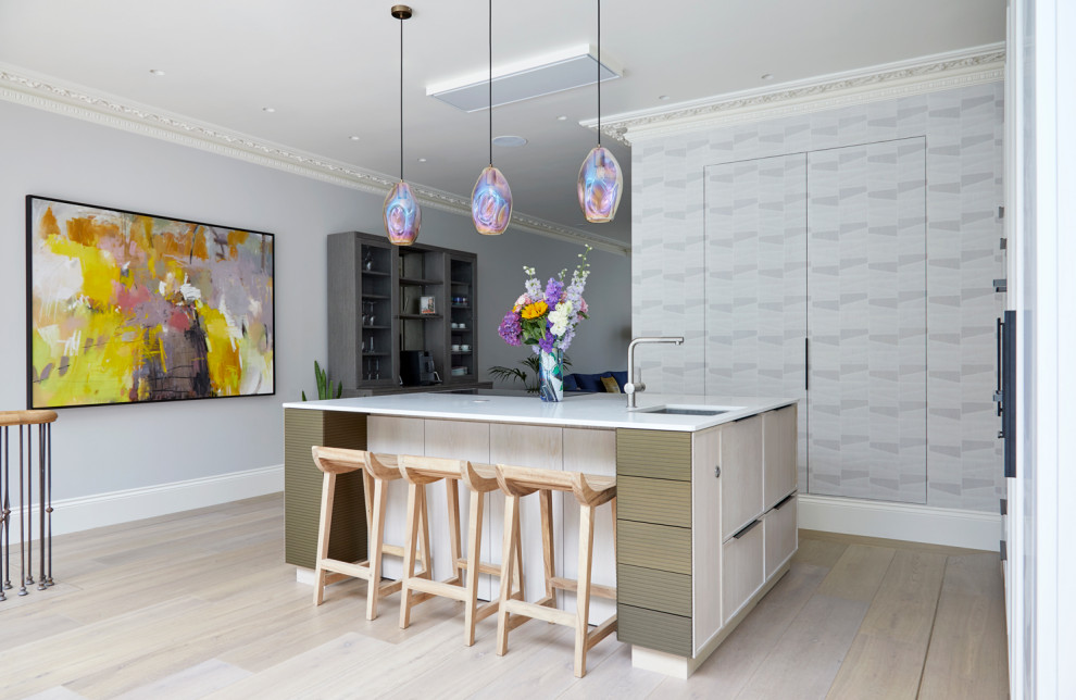 Esempio di una sala da pranzo aperta verso la cucina moderna di medie dimensioni con pareti grigie, pavimento marrone e soffitto a cassettoni
