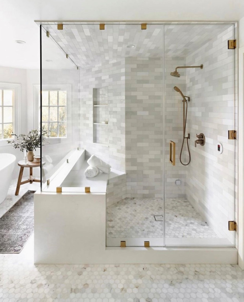 Réalisation d'une salle de bain grise et blanche et principale de taille moyenne avec une baignoire indépendante, un espace douche bain, un carrelage gris, des carreaux de céramique, un sol en marbre, un sol gris, une cabine de douche à porte battante, un mur en pierre et un mur blanc.
