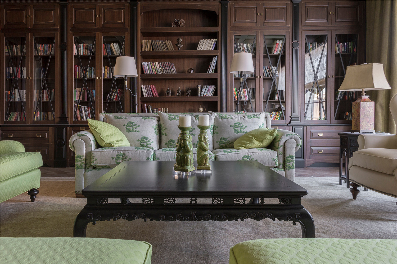 Трехэтажный загородный дом в стиле американской классики