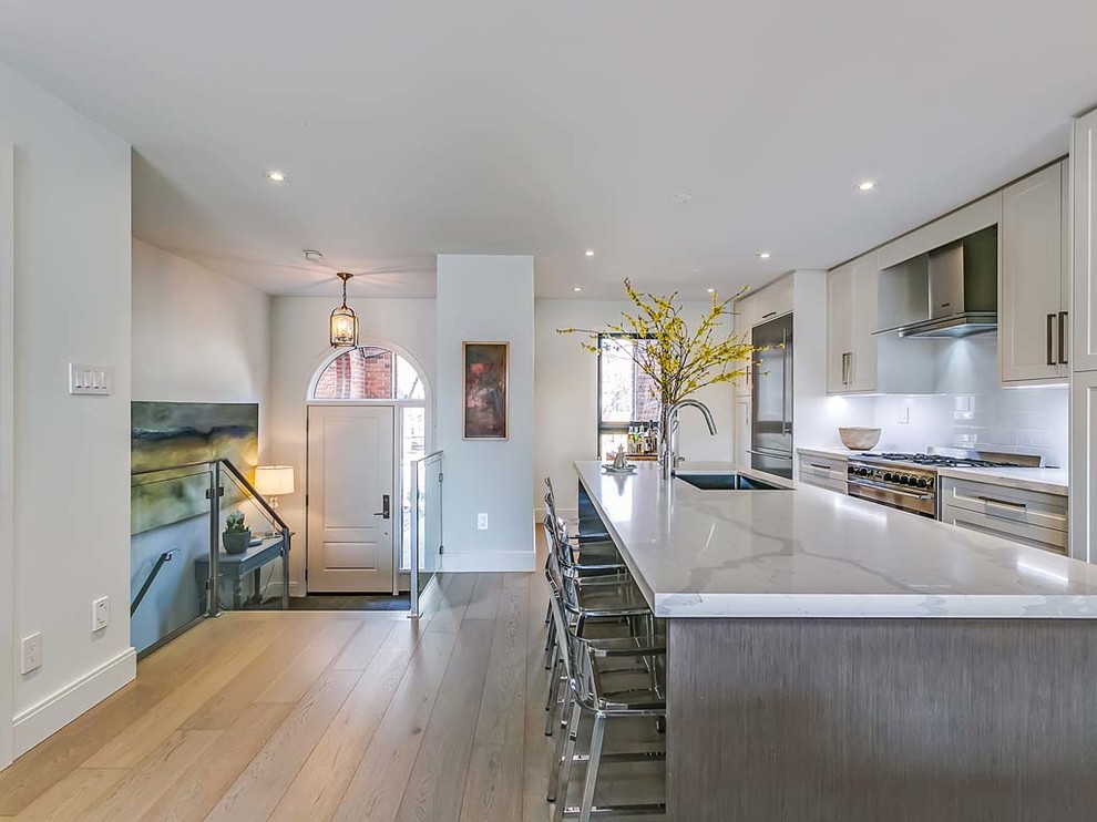 Transitional kitchen photo in Toronto