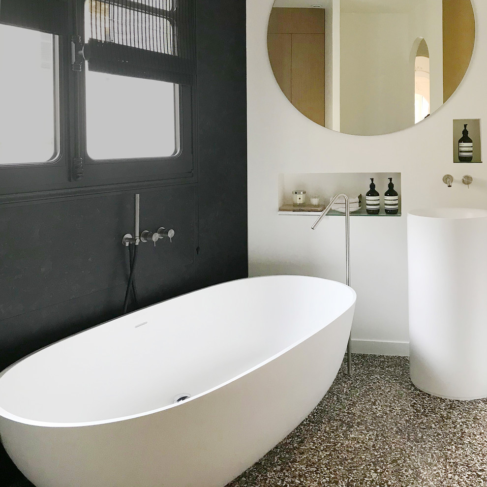 Idée de décoration pour une salle de bain design.