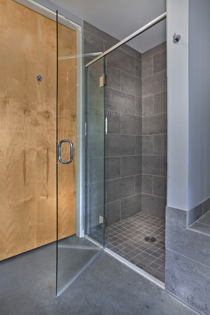 A gracious gray master bathroom makeover. modern-badezimmer