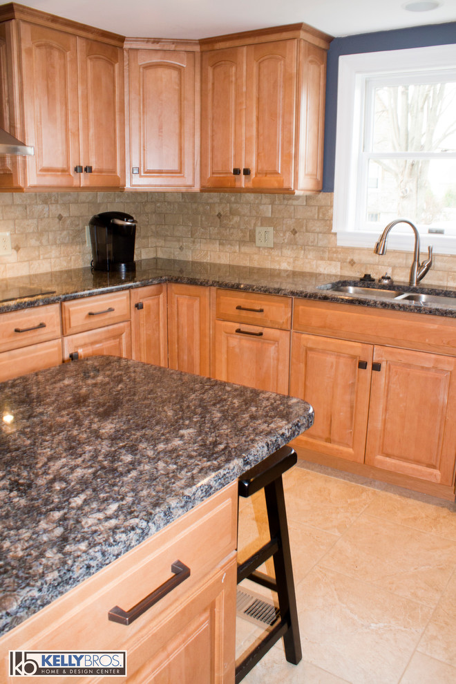 Kitchen - transitional kitchen idea in Cincinnati