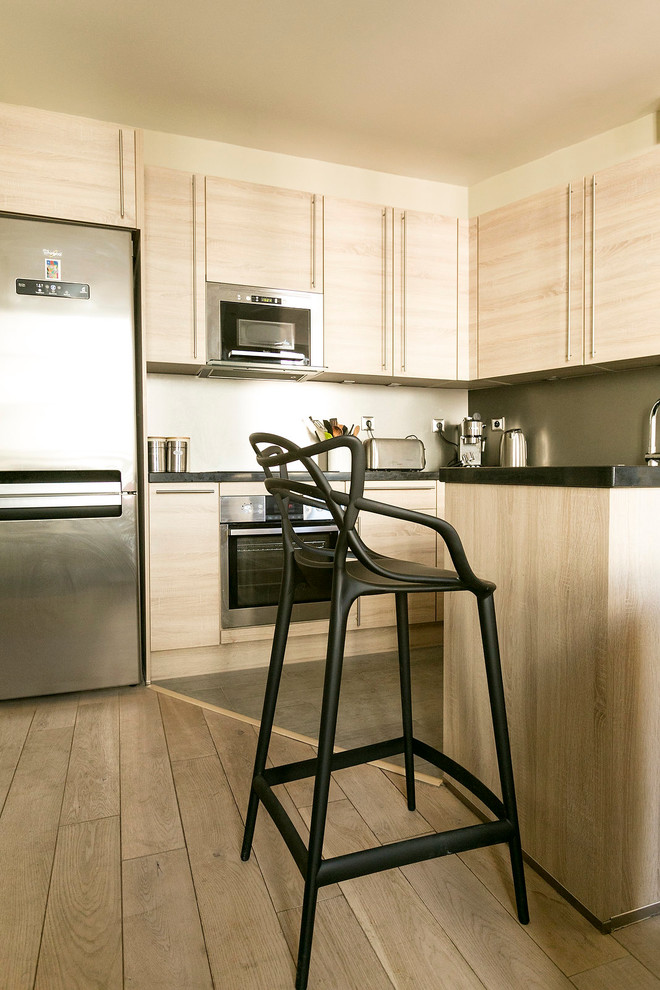 This is an example of a modern kitchen in Paris.