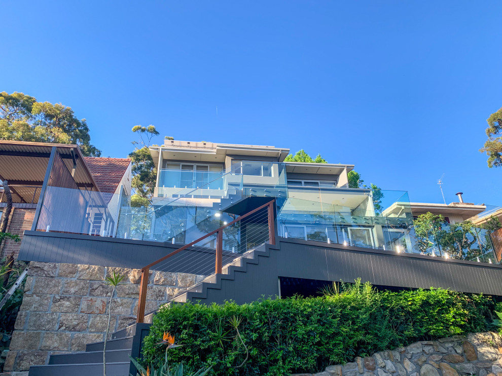 Große, Unbedeckte Moderne Terrasse hinter dem Haus, im Erdgeschoss mit Sichtschutz und Mix-Geländer in Sydney