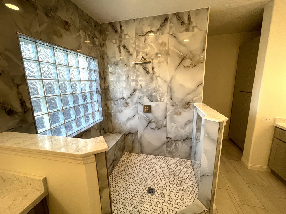Пример оригинального дизайна: большая ванная комната в современном стиле с фасадами в стиле шейкер, открытым душем, полом из керамогранита, столешницей из искусственного кварца, серым полом, белой столешницей и встроенной тумбой