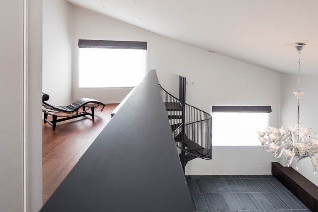 駅前通りの家 moderne-salon