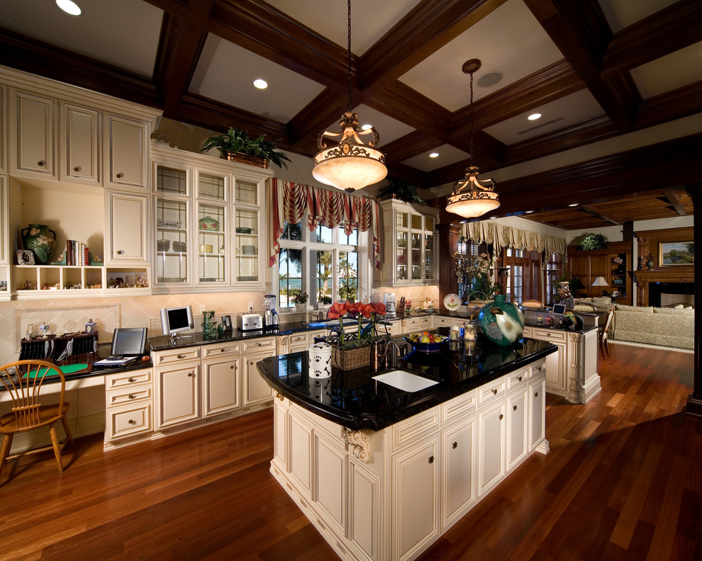 Photo of a traditional kitchen in Tampa.