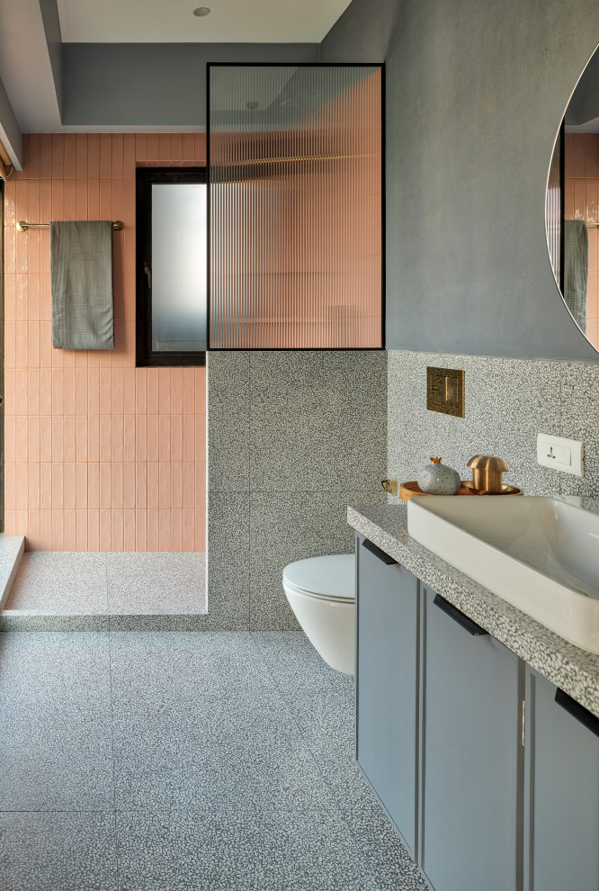 Inspiration for a transitional bathroom remodel in Mumbai