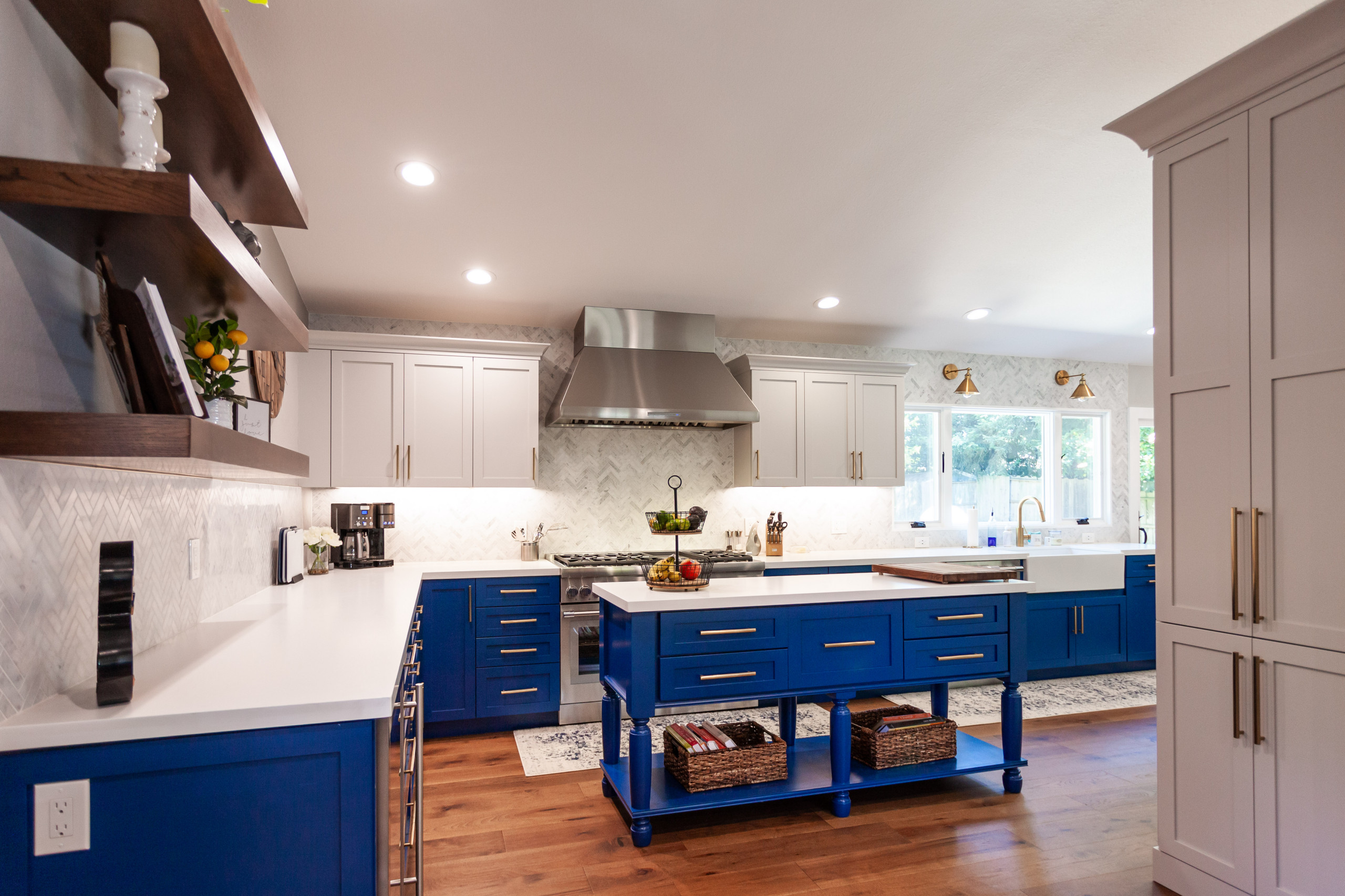 Stunning Kitchen w Blue Island