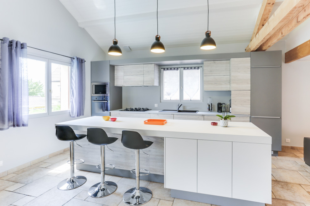 Foto på ett stort funkis linjärt kök med öppen planlösning, med grå skåp, laminatbänkskiva, klinkergolv i keramik, en köksö och beiget golv