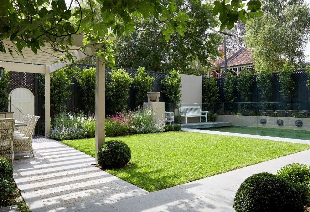 Photo of a traditional backyard garden in Melbourne.