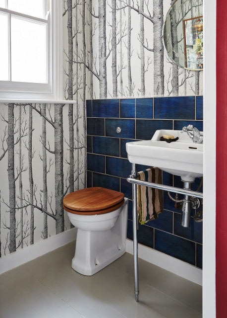 W/C with feature wall paper eklektisk-lille-badevaerelse