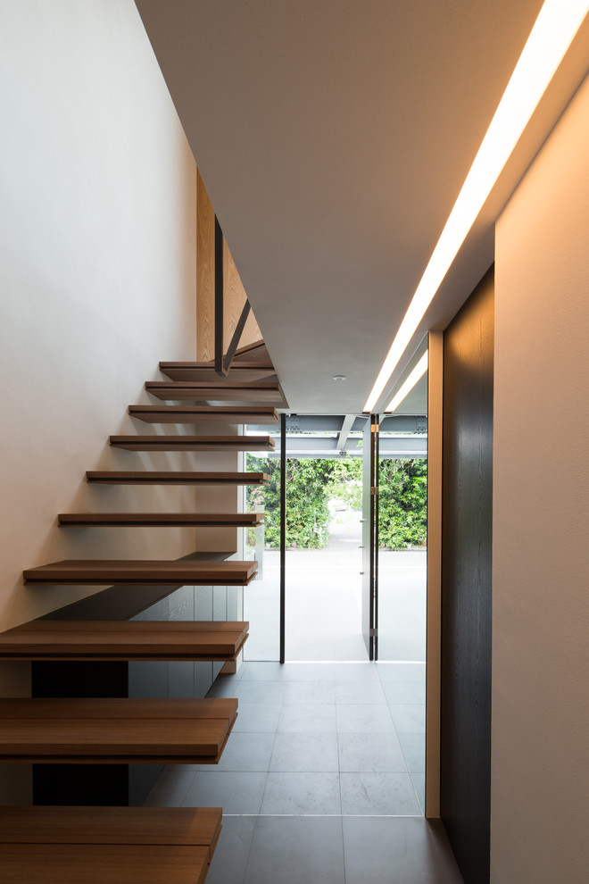 Design ideas for a modern staircase in Tokyo.