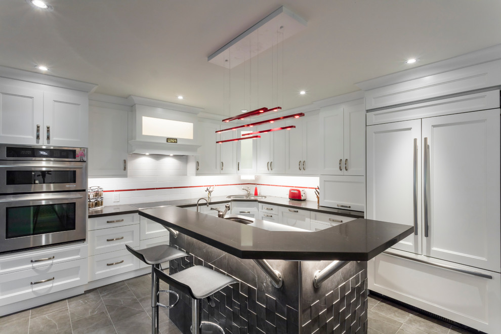 Transitional kitchen photo in Toronto