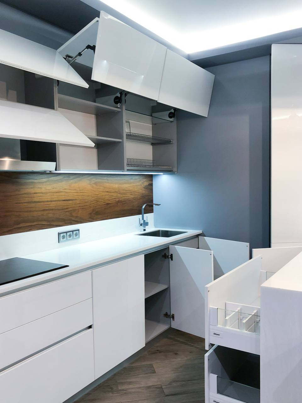Белая островная кухня с акриловыми фасадами и шпоном в стиле минимализм.