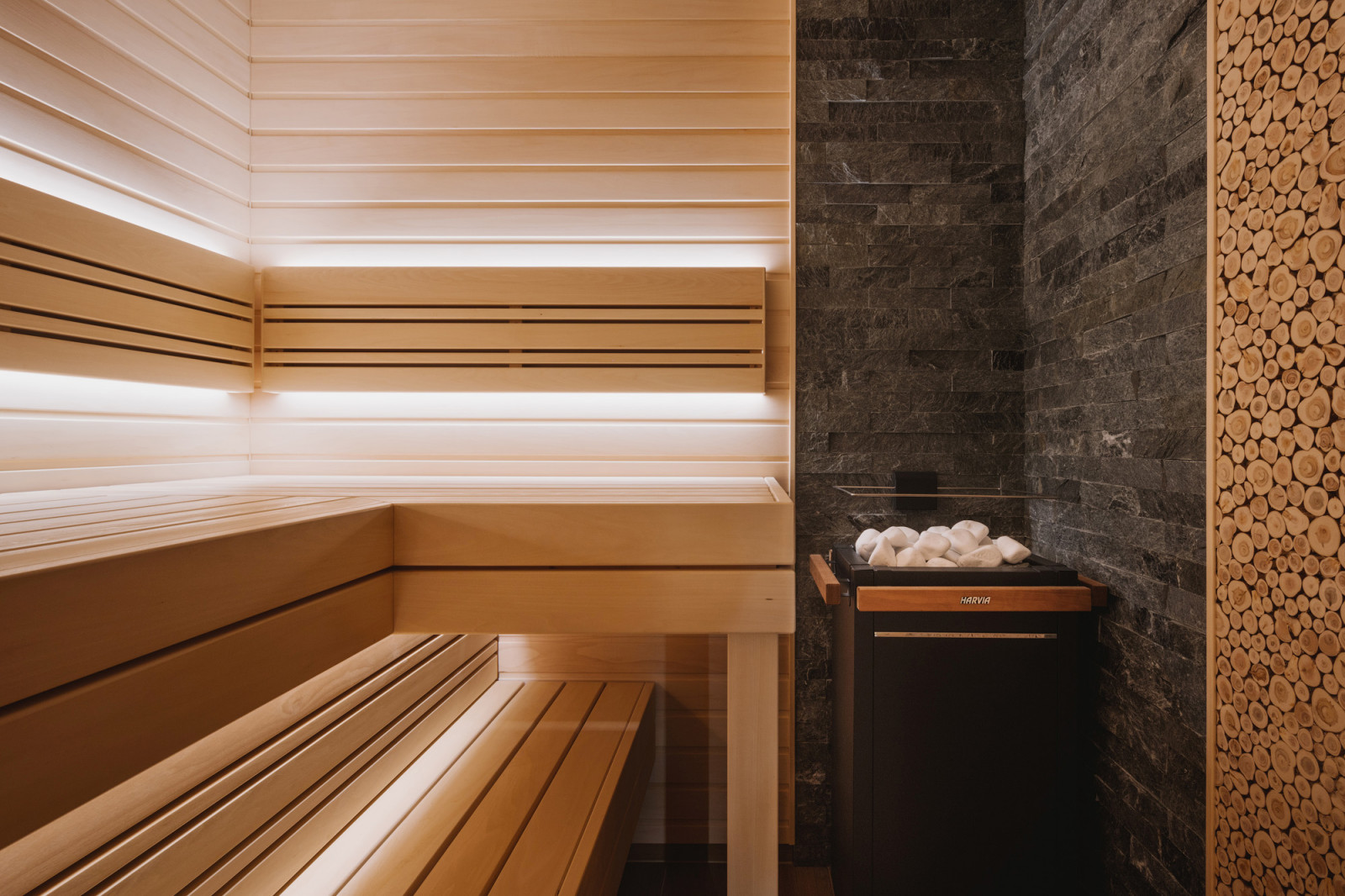 Печь - Harvia Virta. Материал за печью - талькохлорит "рваный камень".