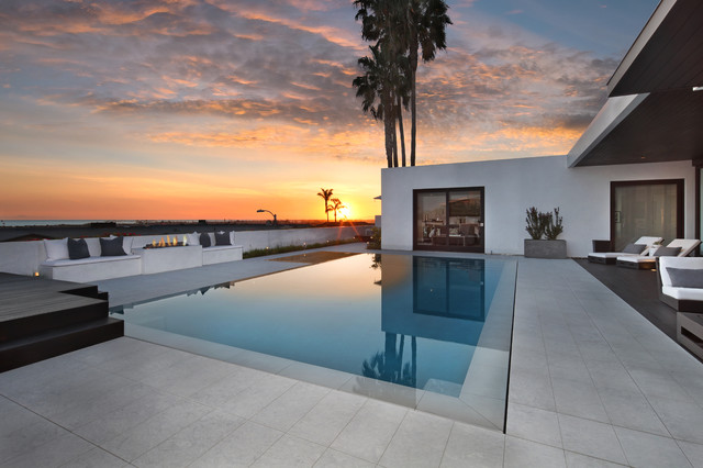 Corona Del Mar Project contemporaneo-piscina