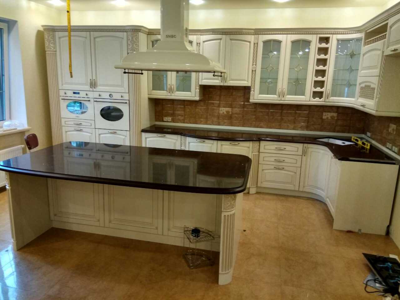 Светлая кухня с темной столешницей