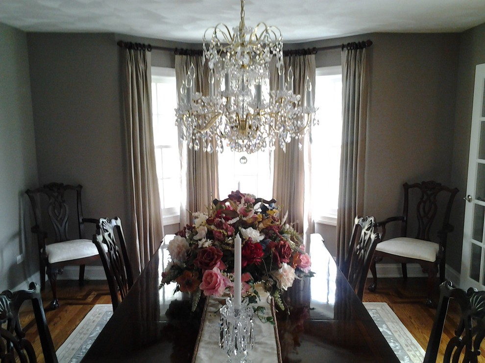 Example of a classic dining room design in Chicago