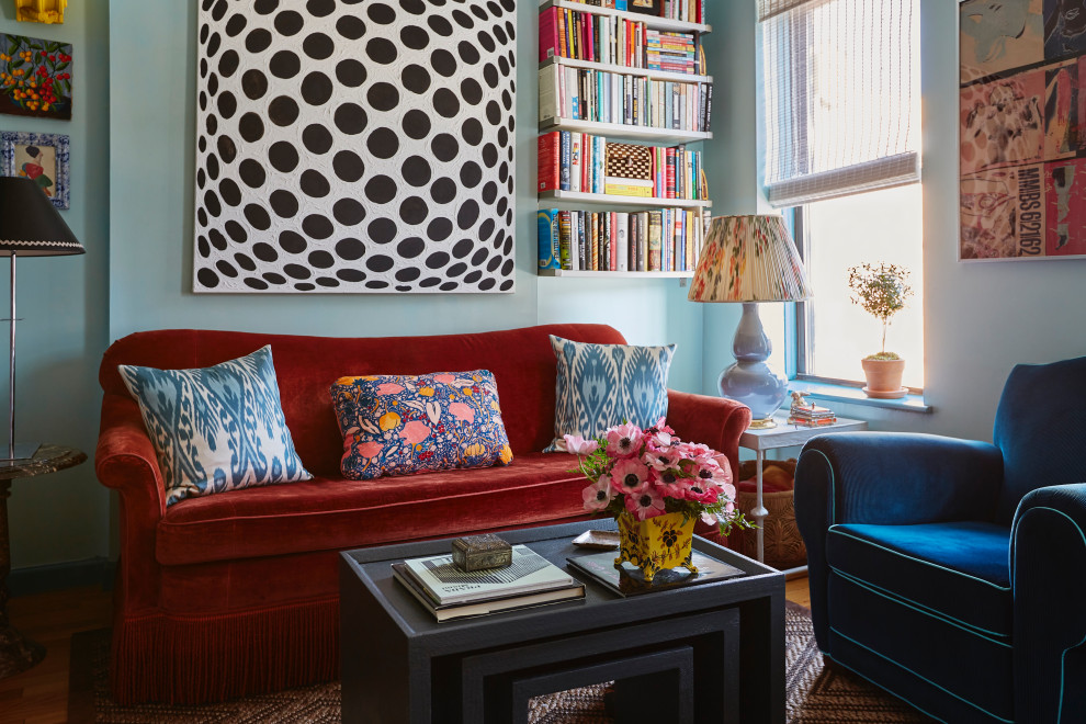 Стильный дизайн: маленькая изолированная гостиная комната в классическом стиле с синими стенами и светлым паркетным полом без камина, телевизора для на участке и в саду - последний тренд