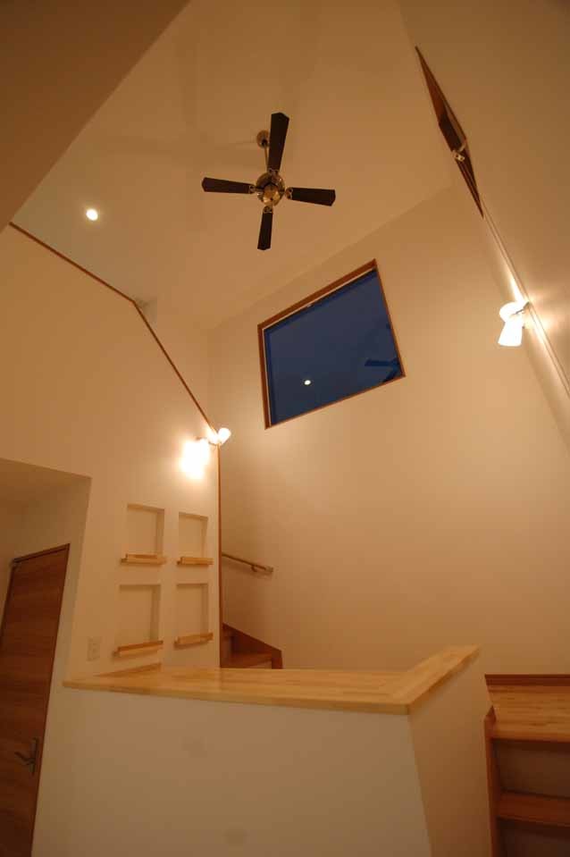 This is an example of a contemporary family room in Fukuoka with white walls, medium hardwood floors and brown floor.