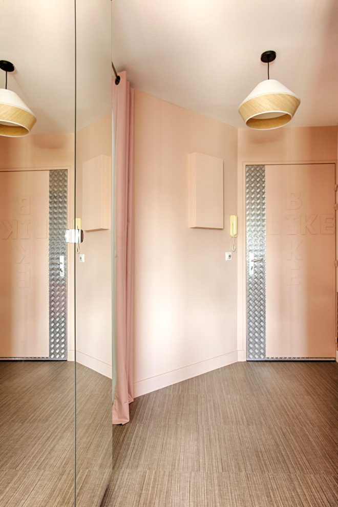Exempel på en liten eklektisk entré, med rosa väggar, vinylgolv och beiget golv