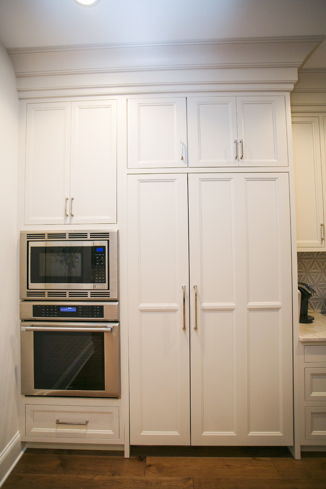 Kitchen - transitional kitchen idea in Indianapolis