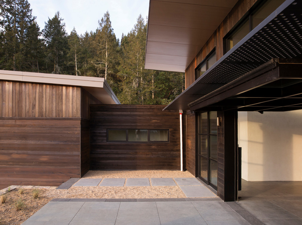 Свежая идея для дизайна: огромный, одноэтажный, коричневый частный загородный дом в современном стиле - отличное фото интерьера