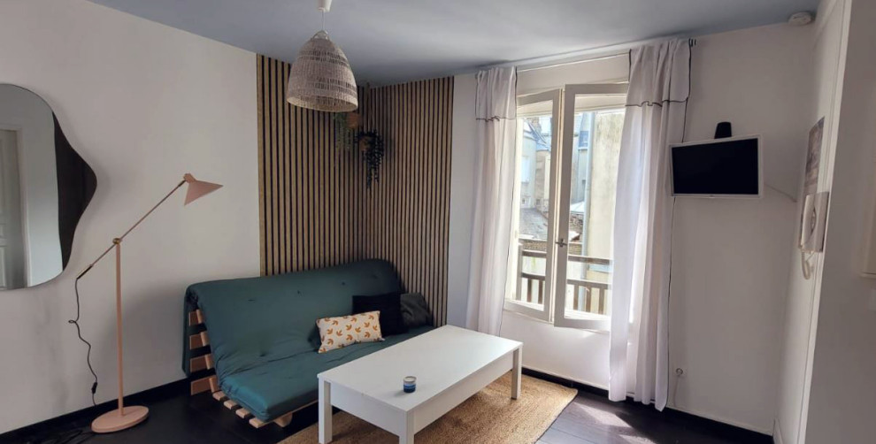Идея дизайна: маленькая гостиная комната в скандинавском стиле с белыми стенами, полом из ламината и телевизором на стене для на участке и в саду