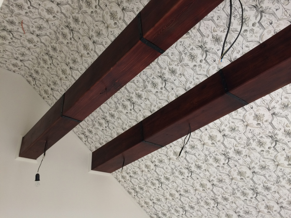 Спальня с французским балконом в средиземноморском стиле