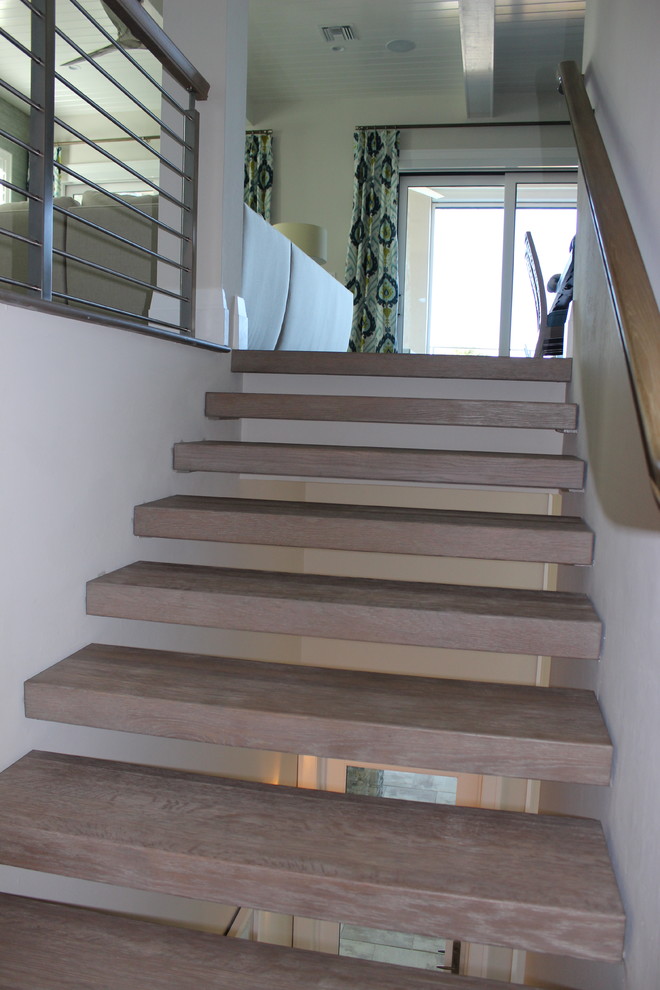 Пример оригинального дизайна: маленькая лестница в стиле неоклассика (современная классика) с деревянными ступенями и деревянными перилами для на участке и в саду