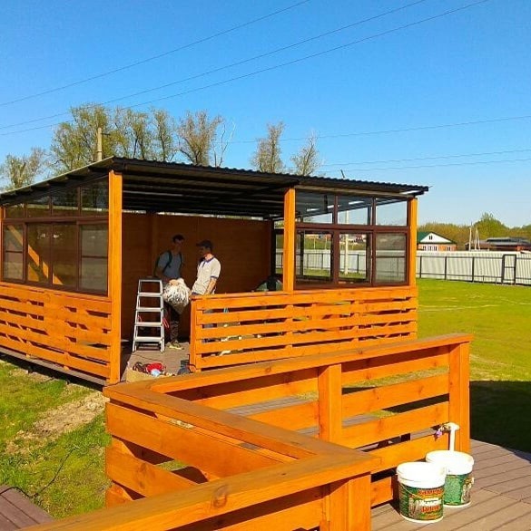 Деревянная беседка с панорамным остеклением