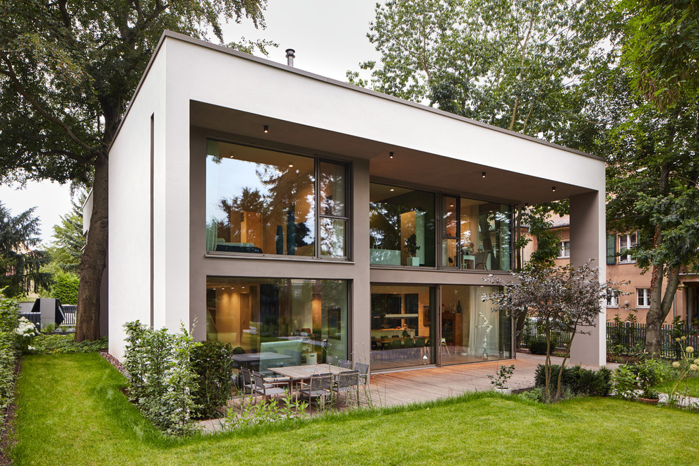 Mid-sized contemporary two-storey white exterior in Dresden with a flat roof.