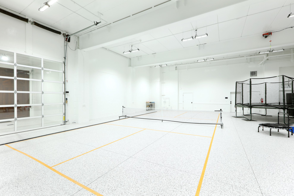 Geräumiger Klassischer Fitnessraum mit Indoor-Sportplatz, weißer Wandfarbe und weißem Boden in Grand Rapids