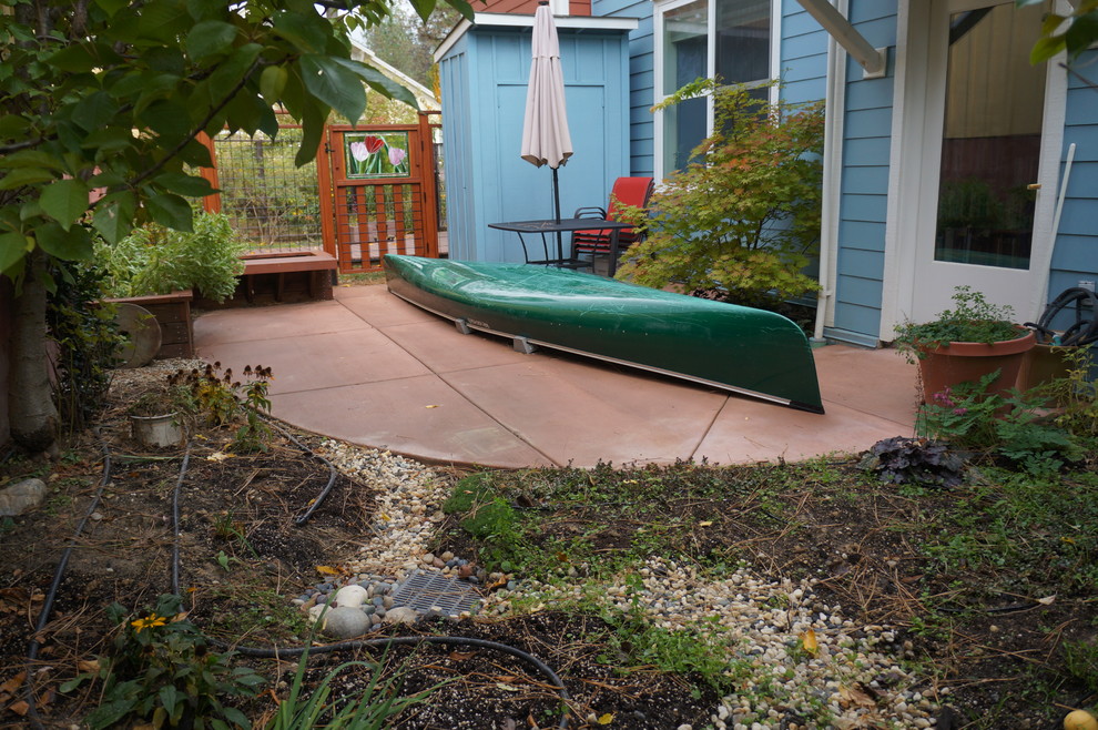 Inspiration for a small traditional backyard partial sun garden in Sacramento.