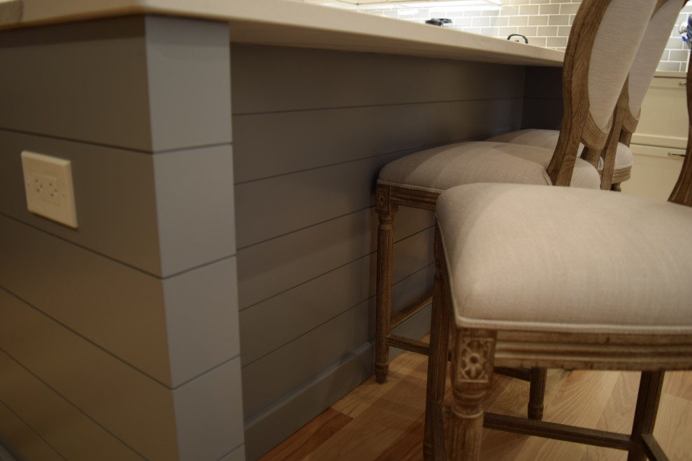 Example of a transitional home design design in Chicago