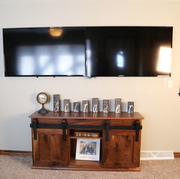 Mountain style home design photo in Cedar Rapids