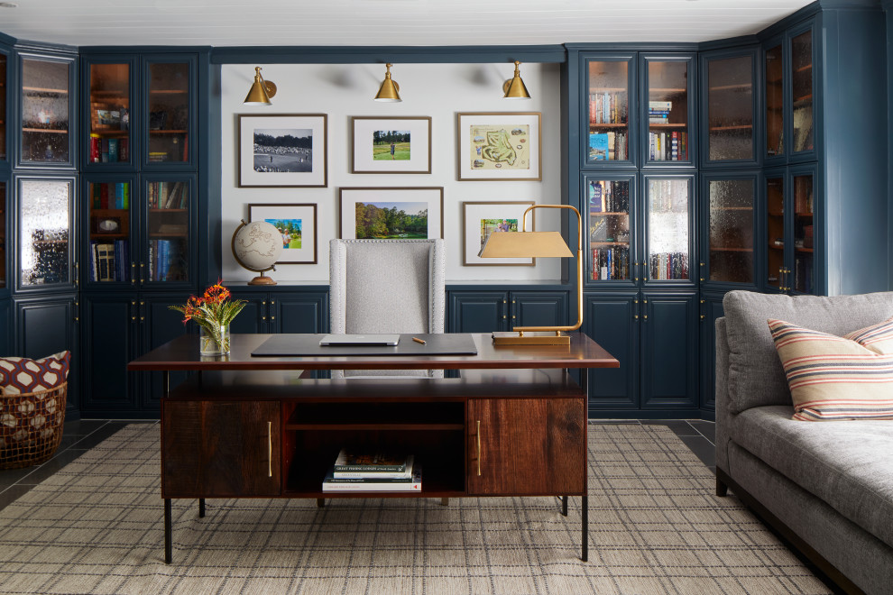 Imagen de despacho tradicional renovado con paredes blancas, escritorio empotrado, suelo gris y madera