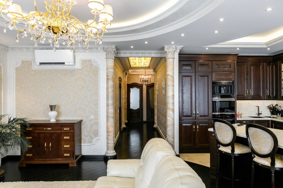 This is an example of a large traditional hallway in Moscow.