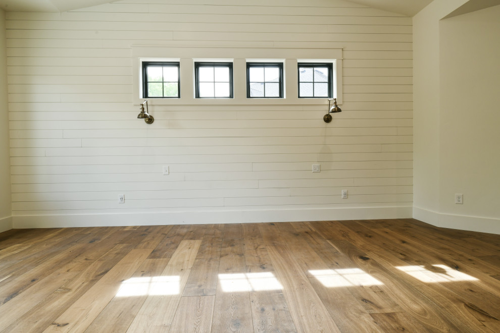 Imagen de dormitorio principal y abovedado de estilo americano extra grande con paredes blancas y suelo de madera oscura