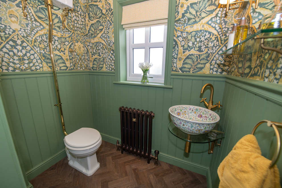 Ispirazione per un piccolo bagno di servizio tradizionale con ante in stile shaker, ante bianche, WC monopezzo, piastrelle verdi, pareti verdi, lavabo sospeso, top in vetro, pavimento marrone e mobile bagno sospeso