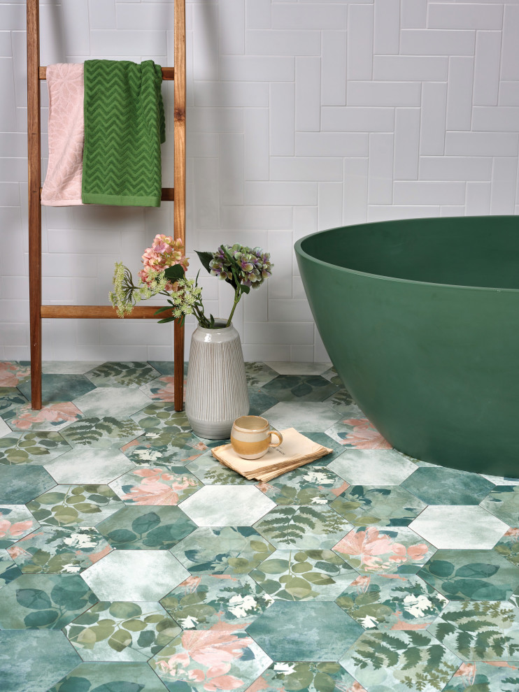 Modelo de cuarto de baño infantil moderno de tamaño medio con baldosas y/o azulejos de cerámica, suelo de baldosas de porcelana y encimera de azulejos