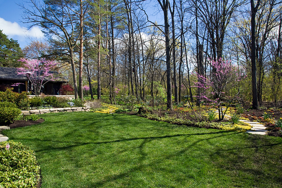 Photo of a traditional landscaping in Chicago.